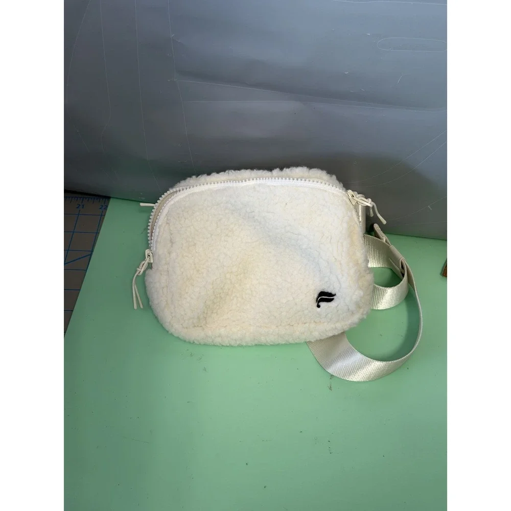 Fabletics Sherpa Fleece‎ Belt Bag Fanny Pack White Adjustable Strap